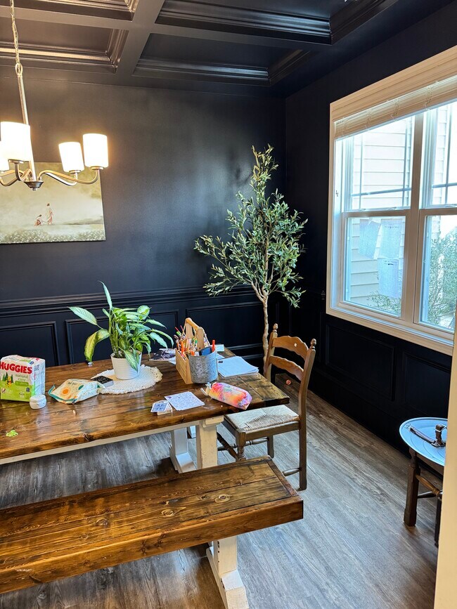 Building Photo - 615 Overland Ct