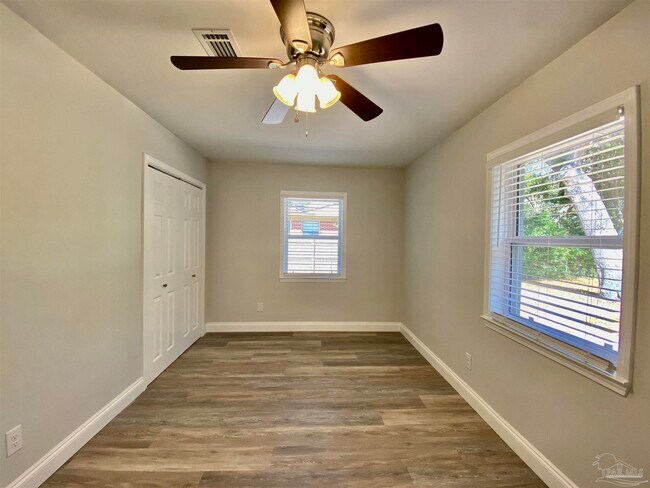 Building Photo - 402 Fairpoint Dr