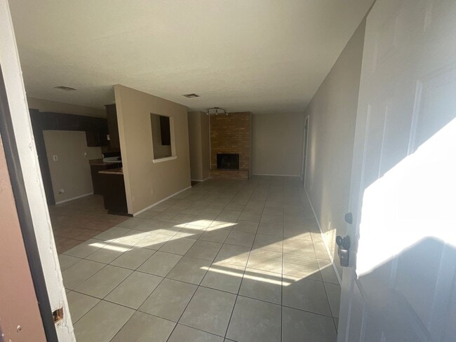 Building Photo - 3 Bed, 2 Bath, 1 Car Garage