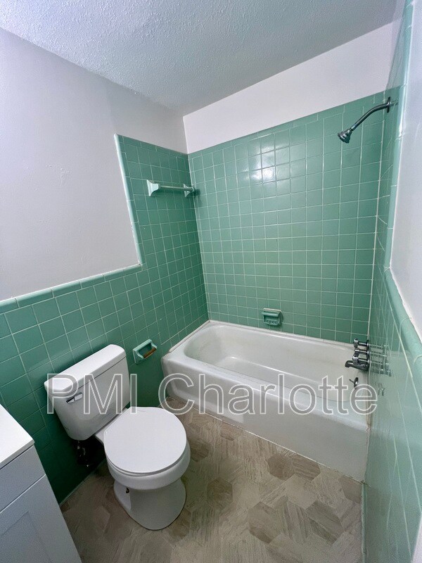 Building Photo - 528 Carolina Ave N