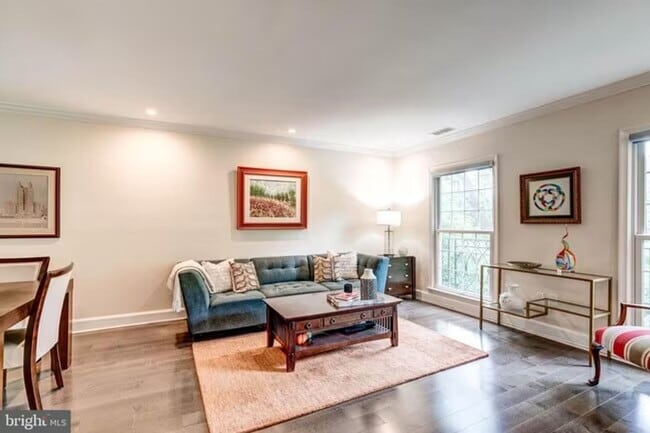 Building Photo - Sun-Drenched 2BR/2.5 BA Townhouse Condo in Gated Sutton Place