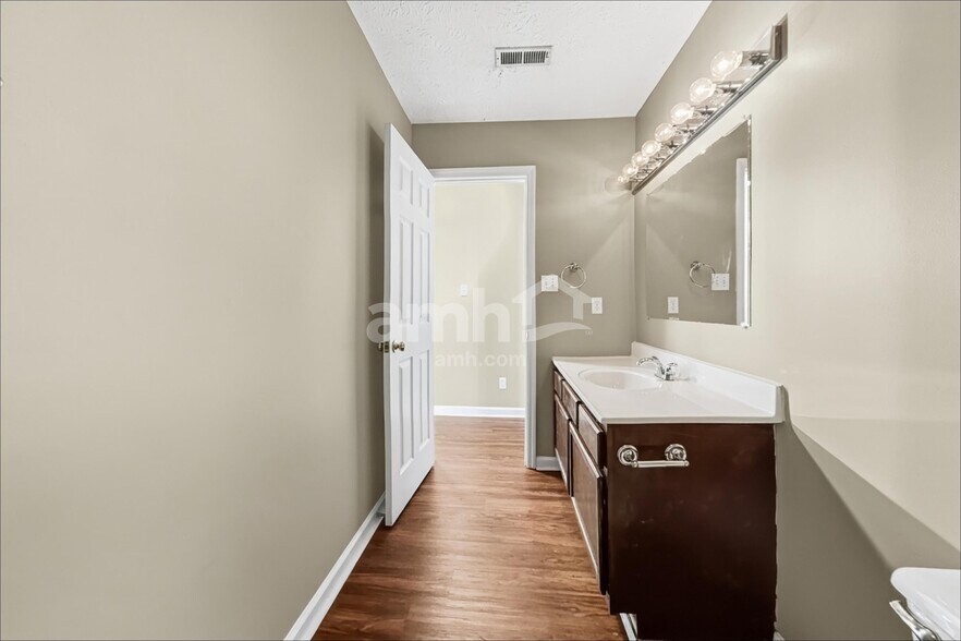 Building Photo - 1423 Newbury Ln