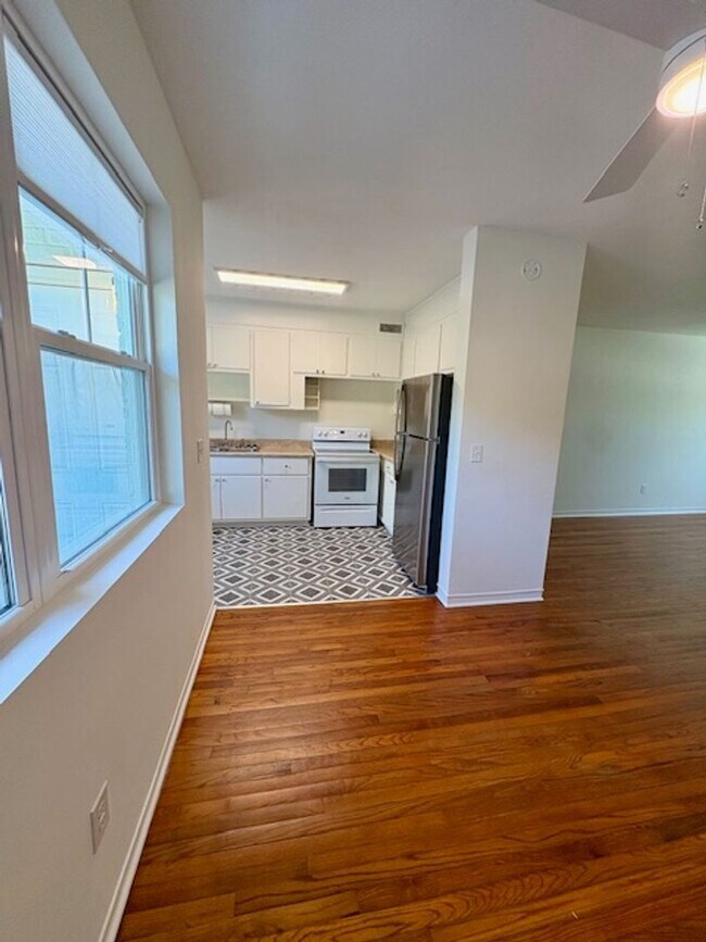 Building Photo - Fully Renovated Three Bedroom Condo in South Windermere - Off the Greenway!