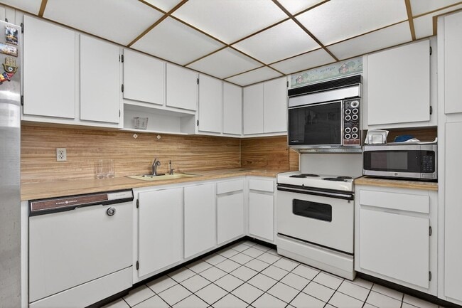 Building Photo - 800 Cypress Blvd