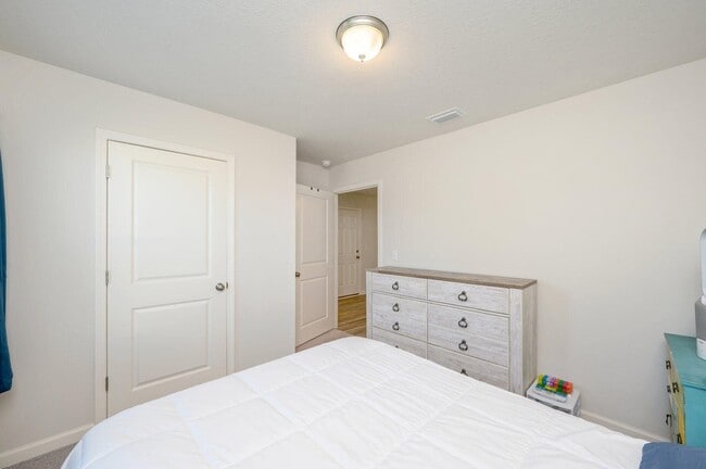 Building Photo - 42 Lockwood Way W