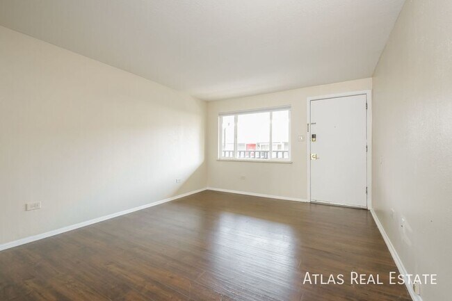 Building Photo - Spacious 2 bed 1 bath unit in Lakewood ! F...