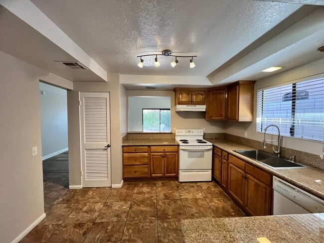 Building Photo - 51780-51780 Avenida Diaz