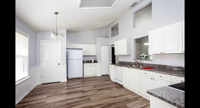 Building Photo - Bright and spacious home in Eagle Point!