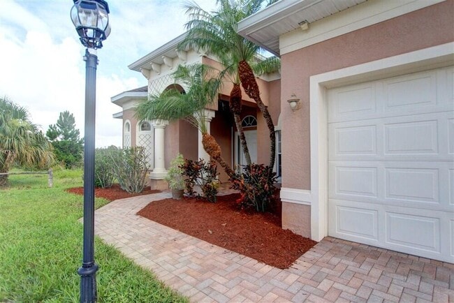 Building Photo - 1185 Dromin Ln