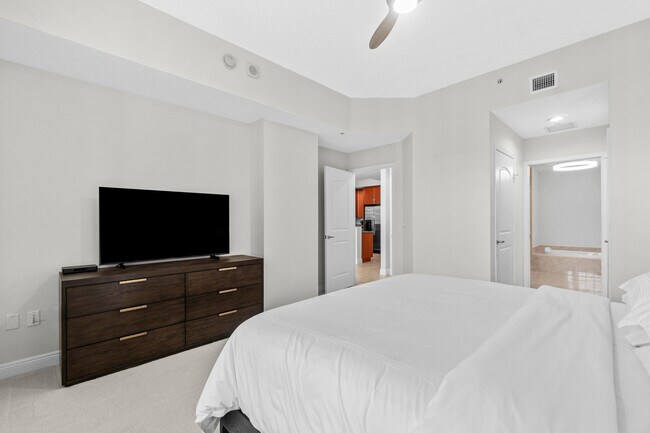 Building Photo - 701 S Olive Ave