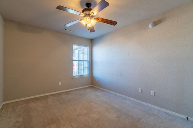 Building Photo - 7827 Huntington Way