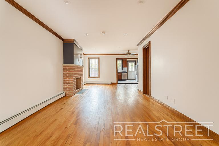 Building Photo - 376 Kosciusko Street – Large 1 Bedroom wit...