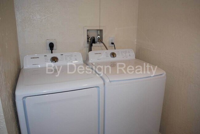 Building Photo - Recently Updated - 3 Bed 2 Bath - Large Ga...