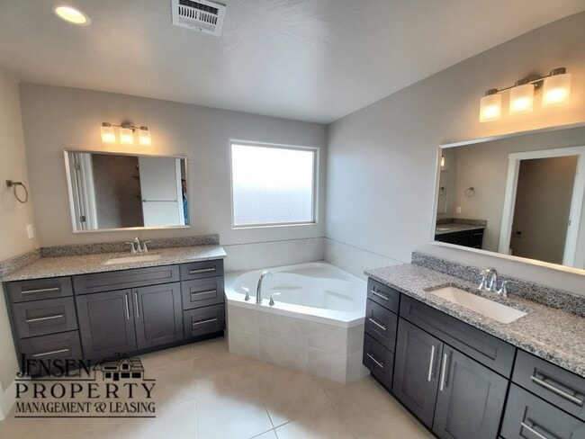 Building Photo - Red Mountain Vista Town Home, End Unit