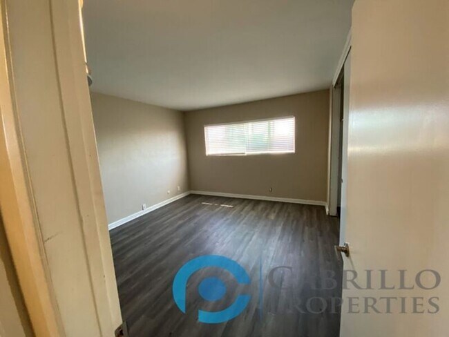 Building Photo - 4774 Mansfield St