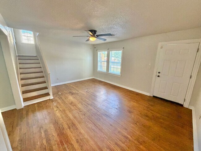 Building Photo - 4 Bedroom home!