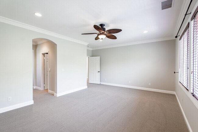 Building Photo - Beautiful 5 bedroom/ 3 Bath Miraleste home...