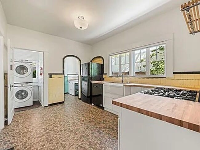 Building Photo - Beautiful vintage home