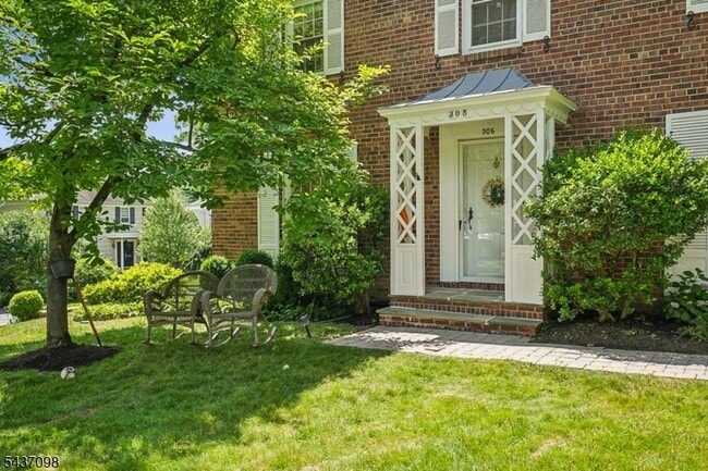 Building Photo - 305 Lupine Way