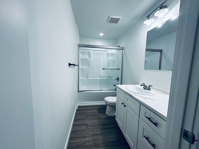 Building Photo - Spacious 3 BR / 3.5 BA Home in Prime Corvallis Location — $2,250