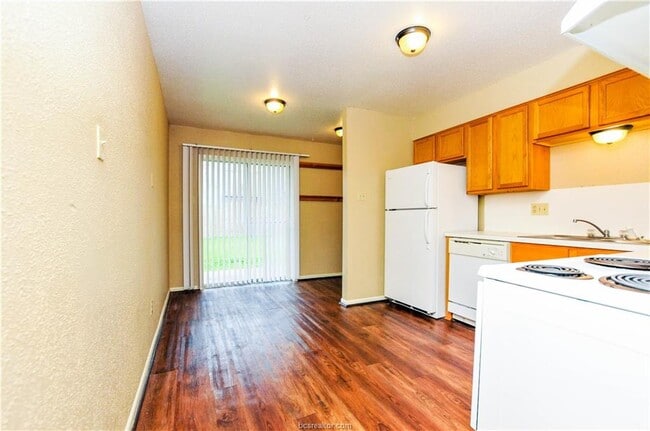 Building Photo - 1418 Hillside Dr