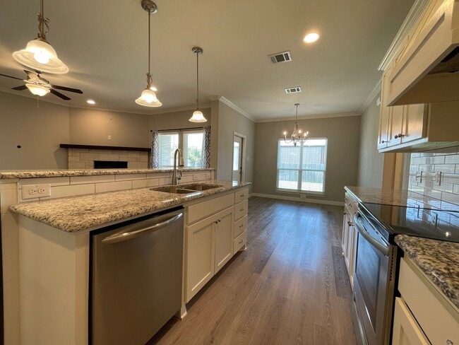 Building Photo - AVAILABLE NOW 3 BEDROOM 2 BATH WITH OFFICE...