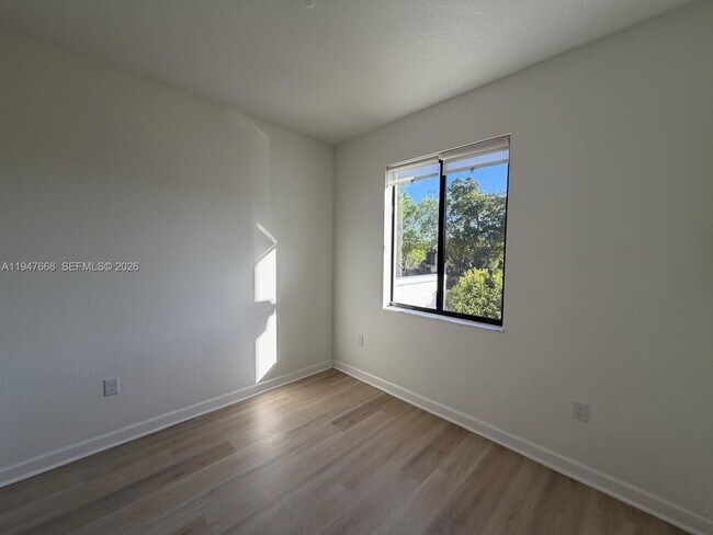 Building Photo - 909 NE 211th St