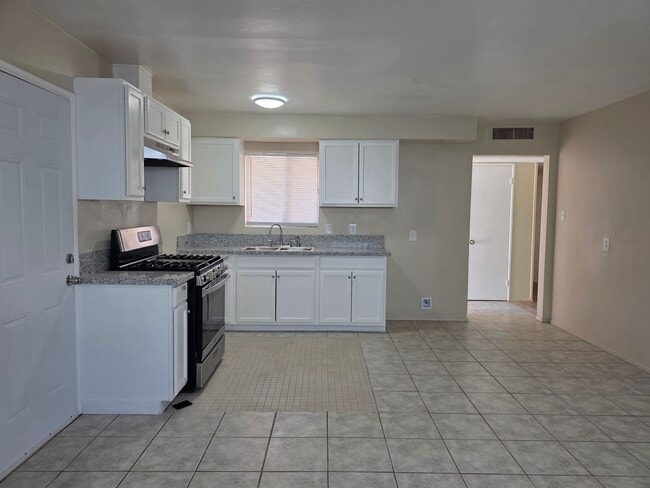 Building Photo - 2805 Cambria Ave