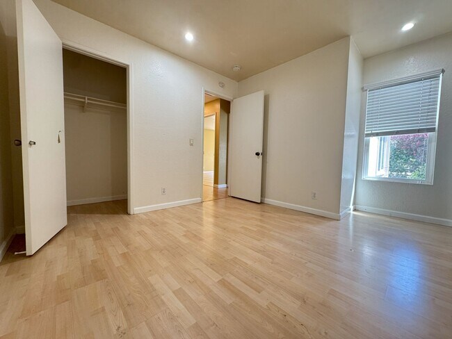Building Photo - Move in Special-Mira Mesa three bedroom home with yard!