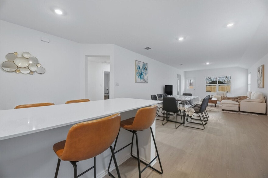 Building Photo - 591 Sormonne Lp