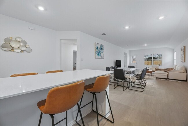 Building Photo - 591 Sormonne Lp