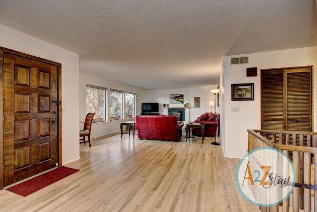 Building Photo - Executive Rental in North End Foothills
