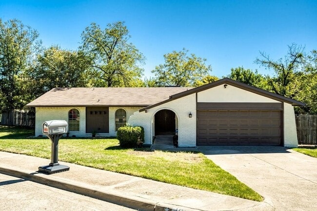 Building Photo - 1802 Hillcrest Dr