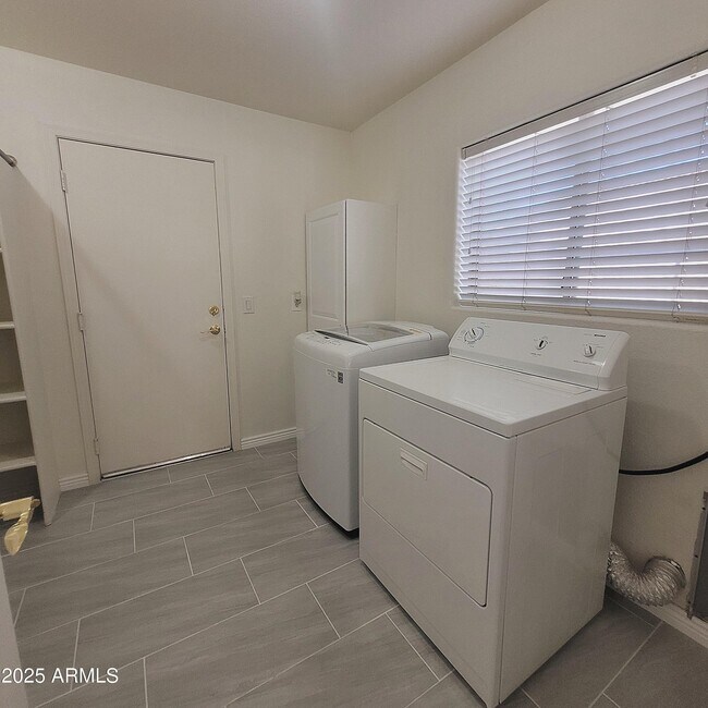 Building Photo - 2210 E Paraiso Dr