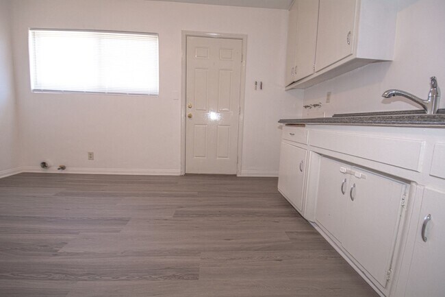 Building Photo - 306 N Azusa Ave