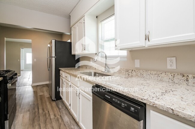 Building Photo - 210 E Will Rogers Blvd