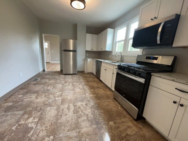 Building Photo - This downtown charmer is located near newe...