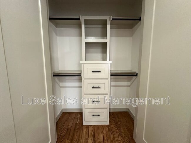 Building Photo - 911 NE 16th St