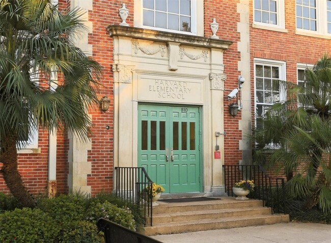 Building Photo - 830 W 19th St