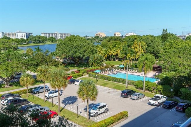 Building Photo - 3050 N Palm Aire Dr