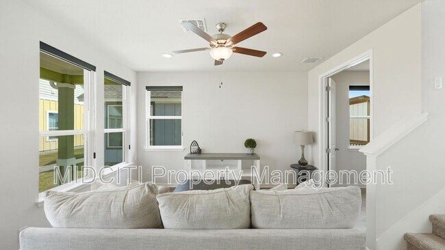 Building Photo - 2133 Hofstaat