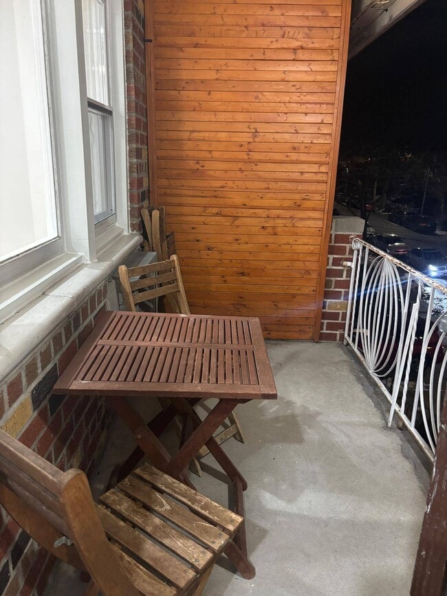 Building Photo - 1233 E 69th St