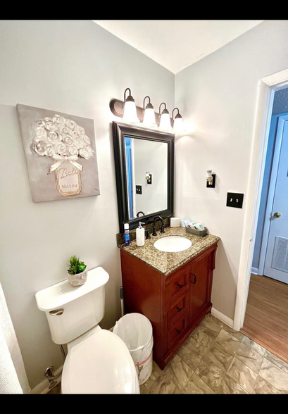 Bath room - 1133 Cullom St S