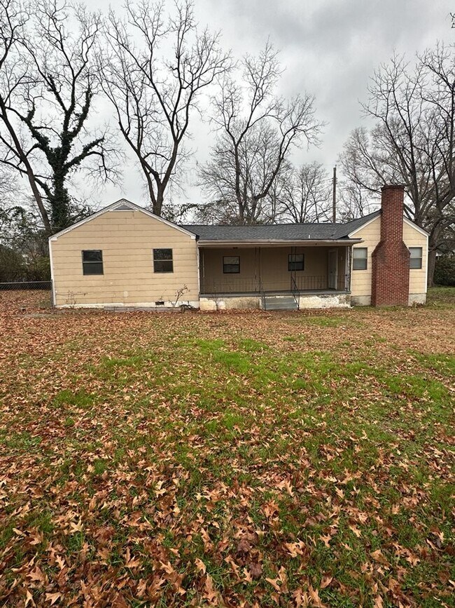 Building Photo - Newly Available! 2 Bedroom 1 Bathroom! $350 off first month!