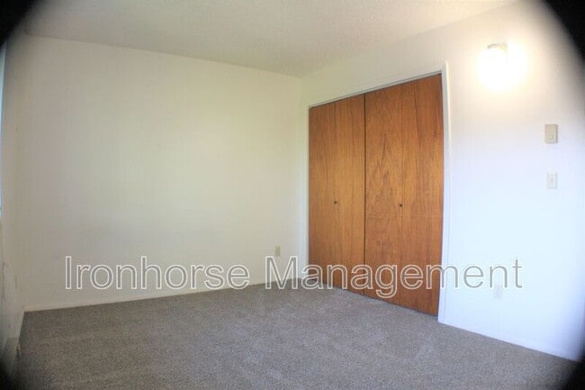Building Photo - 809 W Villard St