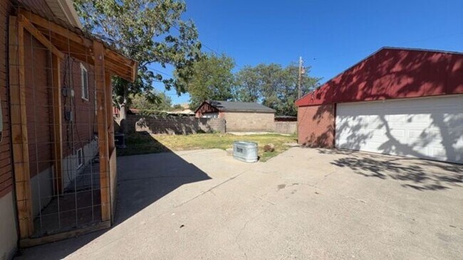 Building Photo - 8350 W Mix Ave