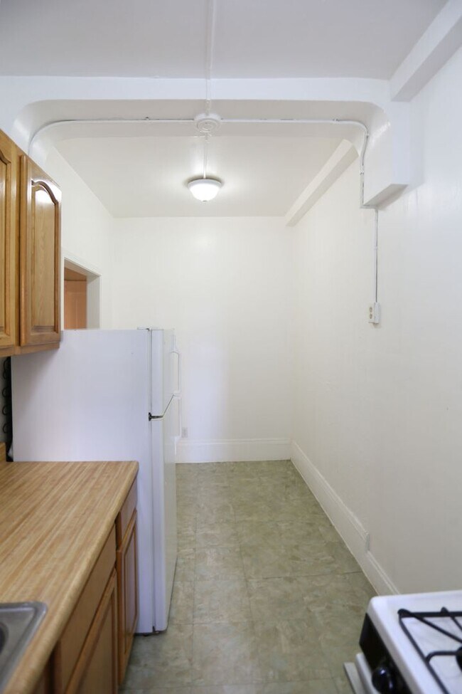 Building Photo - Attractive, second floor downtown studio o...