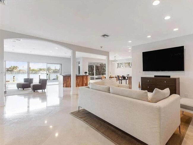 Building Photo - 565 N Shore Dr