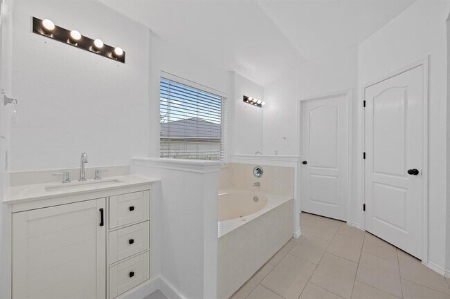 Building Photo - 4433 Chickasaw Ct