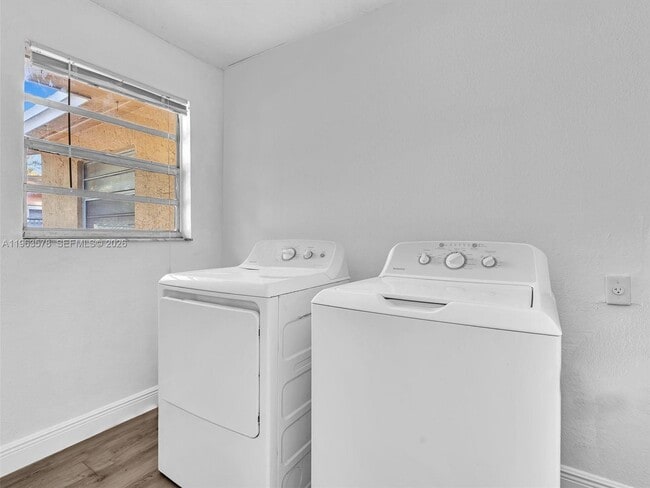 Building Photo - 2512 NW 9th Pl